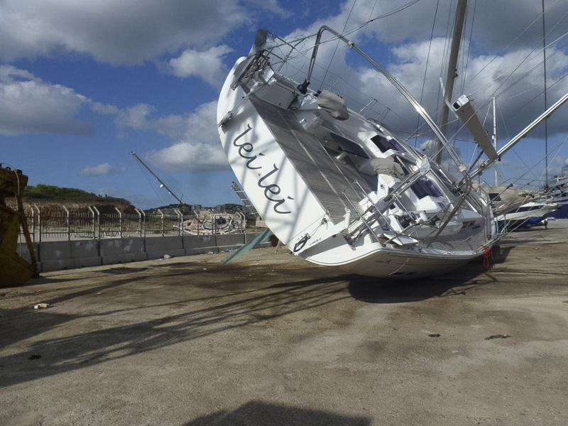 Profis reparieren Rumpfschäden an Segelyacht Yachtwerft Greifswald